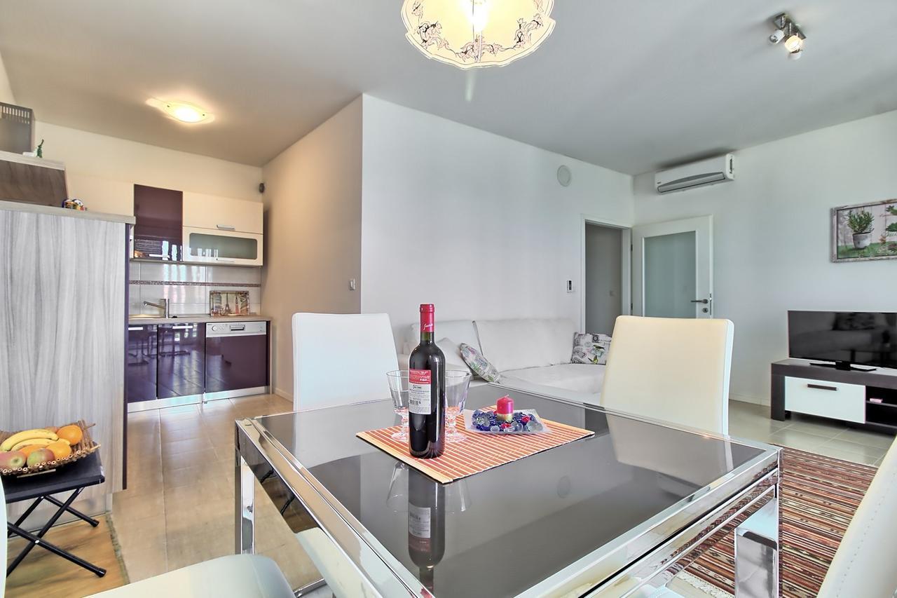 Summertime House With Apartment Умаг Екстер'єр фото